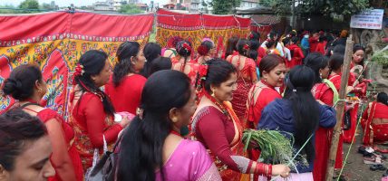 टेकुस्थित ऋषेश्वर महादेव मन्दिरमा विशेषगरी महिला भक्तजनको घुइँचो