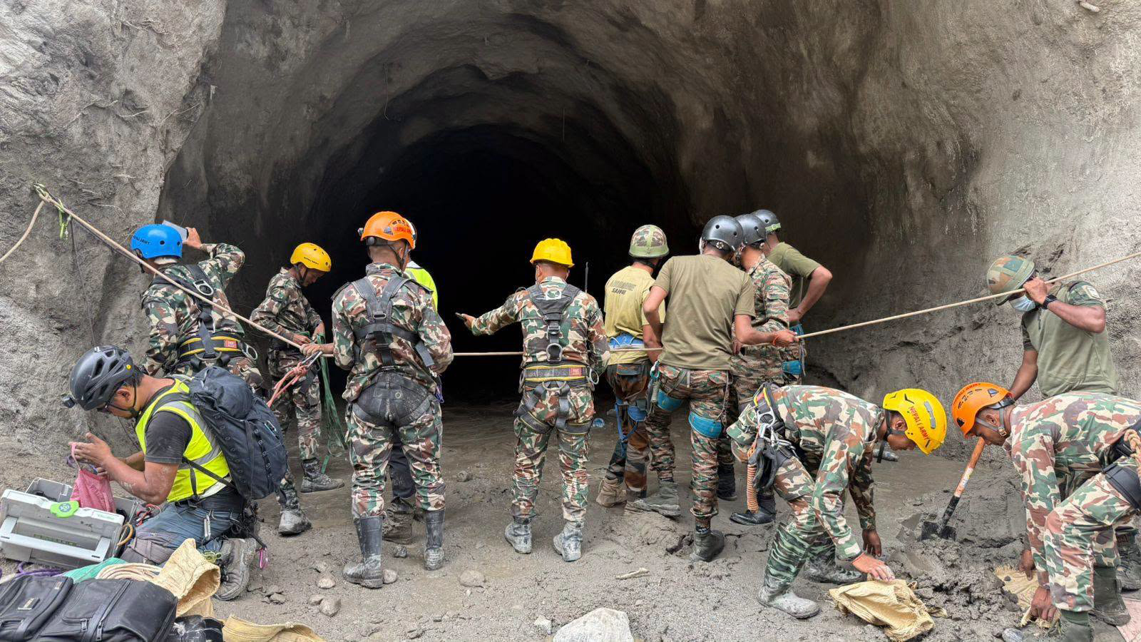 टनेलमा फसेकाको उद्धारमा दिनभर प्रयास, ठोस उपलब्धि अझै भएन