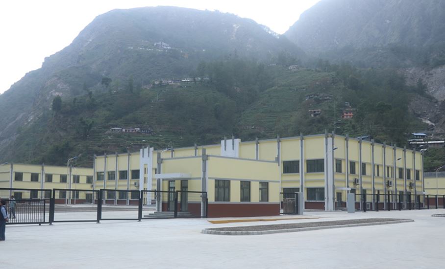 रसुवागढीपछि तातोपानी नाका पनि बन्द, नेपाल–चीन व्यापार प्रभावित