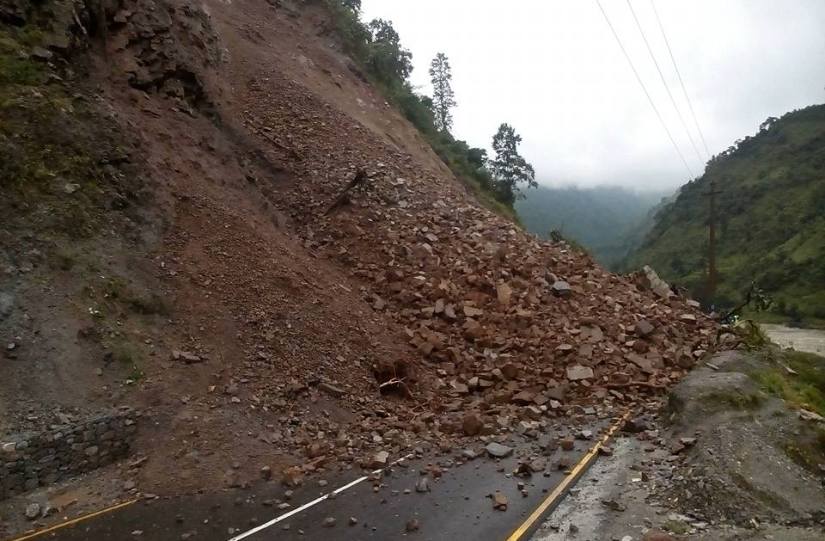 बाढीपहिरोबाट पृथ्वी राजमार्ग, बिपी राजमार्ग र कान्ति राजमार्गसहित ७ राष्ट्रिय राजमार्गमा यातायात पूर्णरुपमा अवरुद्ध बाढीपहिरोबाट पृथ्वी राजमार्ग, बिपी राजमार्ग र कान्ति राजमार्गसहित ७ राष्ट्रिय राजमार्गमा यातायात पूर्णरुपमा अवरुद्ध