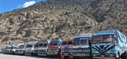 लेतेदेखि कोरलानाकासम्म झन्डै ५ सयको सङख्यामा कन्टेनर सडकमा