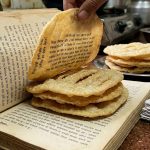 रोटी तयार भएपछि किताबका पानामा राख्ने चलन, स्वास्थ्यका लागि कति सुरक्षित ?