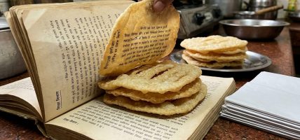 रोटी तयार भएपछि किताबका पानामा राख्ने चलन, स्वास्थ्यका लागि कति सुरक्षित ?