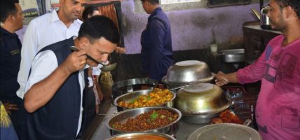 राजमार्गका होटलमा खाना खाँदा यात्रु बिरामी भए चालक र सञ्चालकलाई कारबाही राजमार्गका होटलमा खाना खाँदा यात्रु बिरामी भए चालक र सञ्चालकलाई कारबाही
