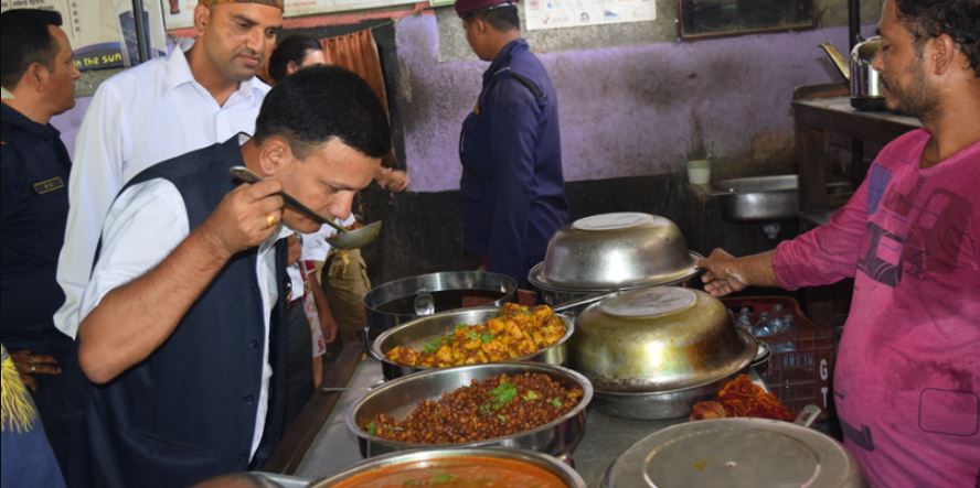 राजमार्गका होटलमा खाना खाँदा यात्रु बिरामी भए चालक र सञ्चालकलाई कारबाही राजमार्गका होटलमा खाना खाँदा यात्रु बिरामी भए चालक र सञ्चालकलाई कारबाही