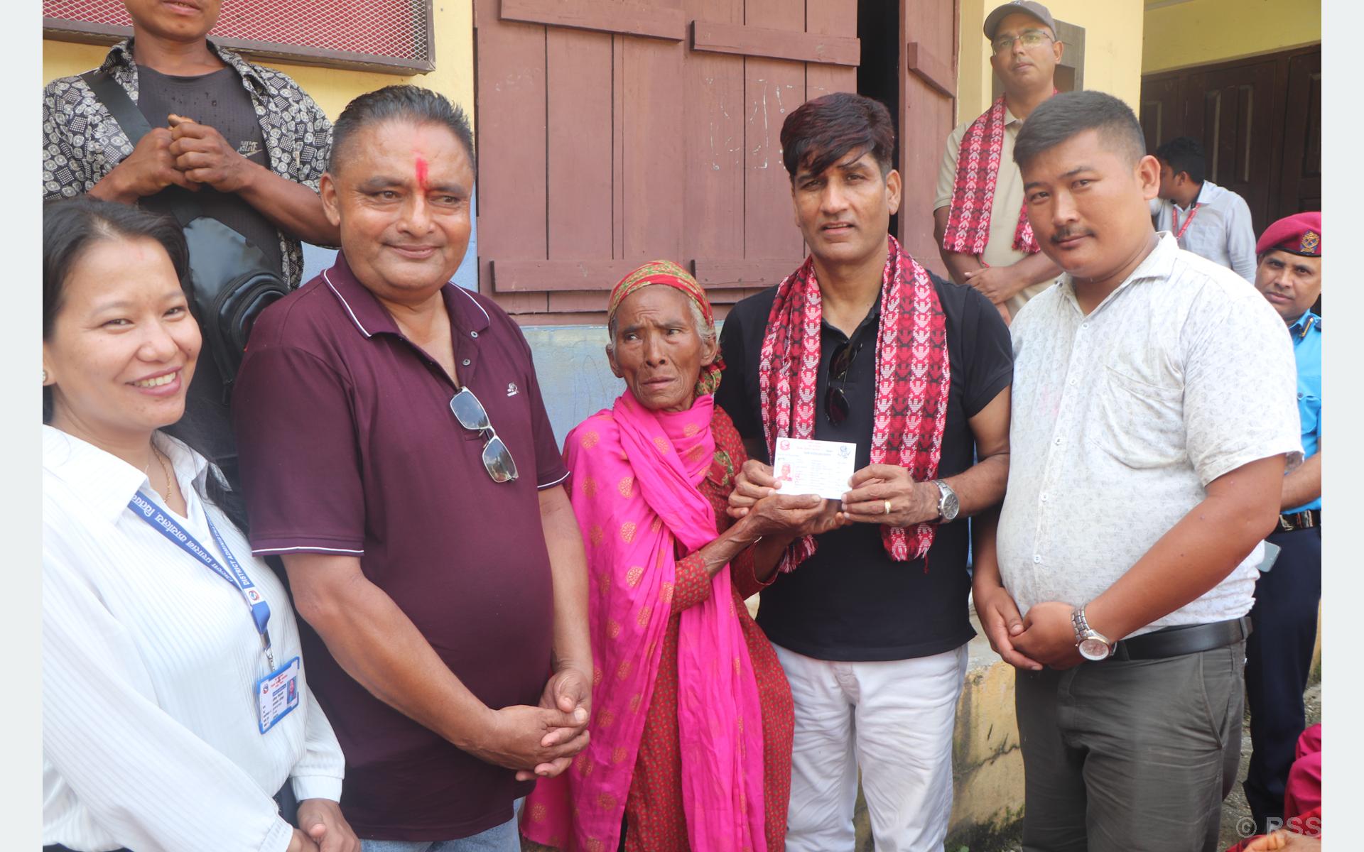 वर्षौसम्म नागरिकताविहीन बनेका ‘कर्णाली’ राप्तीका बासिन्दाले पाए नागरिकता
