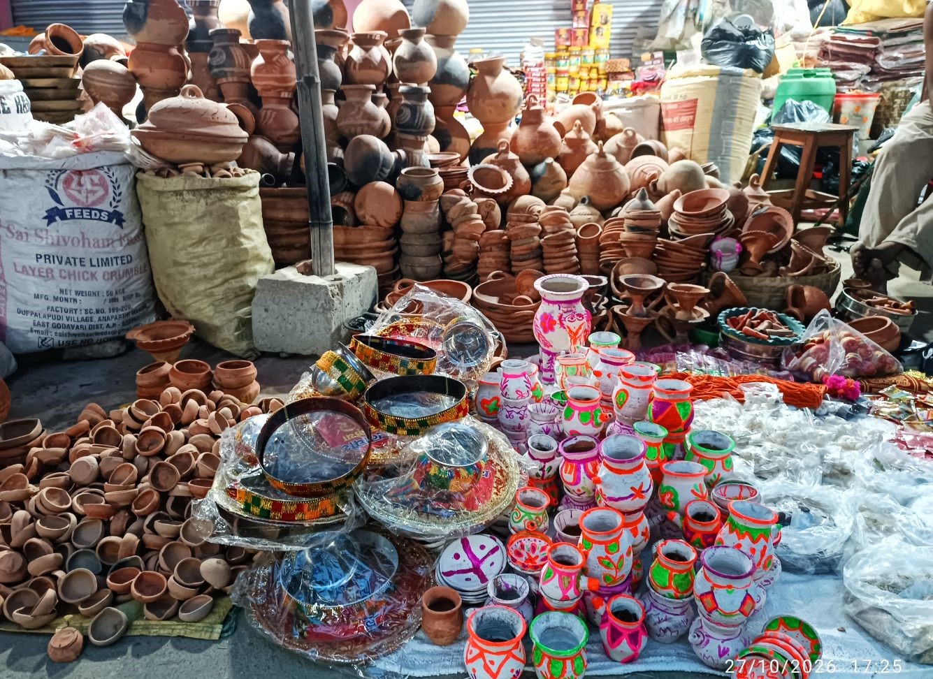 चाडपर्व नजिकिँदै जाँदा माटो र बाँसको सामग्रीको माग बढ्यो