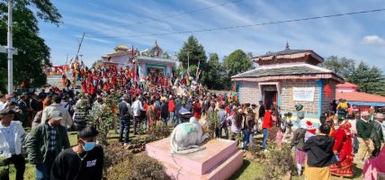 उग्रतारा भगवती मन्दिरमा दर्शनार्थीको घुइँचो उग्रतारा भगवती मन्दिरमा दर्शनार्थीको घुइँचो