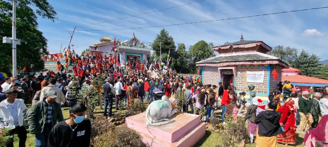 उग्रतारा भगवती मन्दिरमा दर्शनार्थीको घुइँचो उग्रतारा भगवती मन्दिरमा दर्शनार्थीको घुइँचो